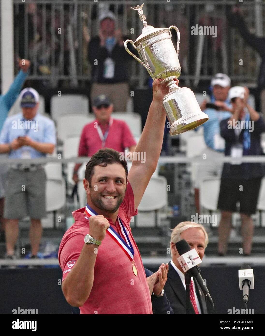 Jon Rahm di Spagna, si aggiudica il trofeo dopo aver vinto il 121° Campionato US Open al campo da golf Torrey Pines di San Diego, California, domenica 20 giugno 2021. Foto di Richard Ellis/UPI Foto Stock