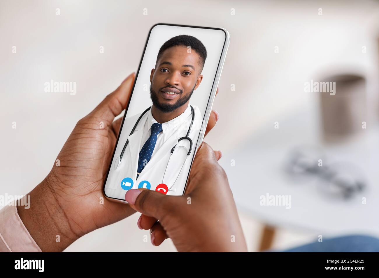 Donna nera che ha videochattare con bel documento, usando il telefono Foto Stock