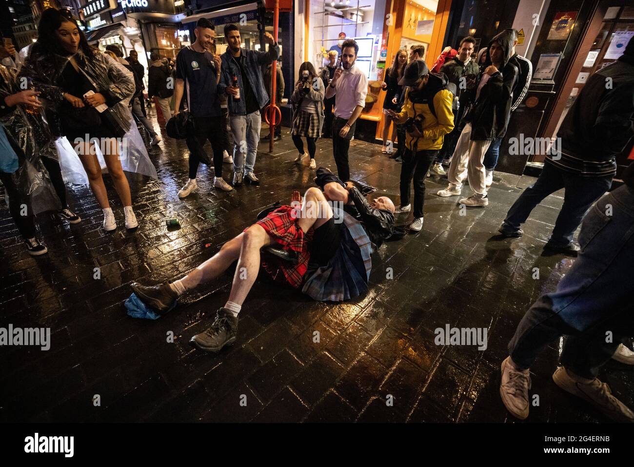 I fan scozzesi festeggiano a Leicester Square, nel centro di Londra, dopo la partita EURO20 contro l'Inghilterra, dove il punteggio ha portato a un sorteggio di 0-0. Foto Stock