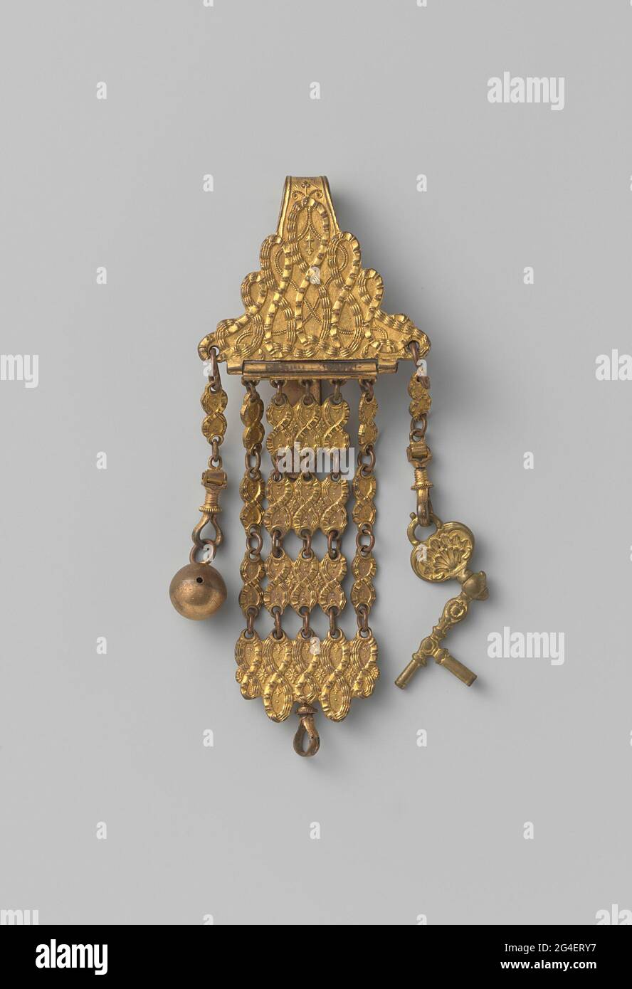 Chatelaine composto da un gancio con quattro catene, a cui una lampadina e  un tasto orologio. Chatelaine di ottone, costituito da un gancio a quattro  catene, a cui una lampadina e un