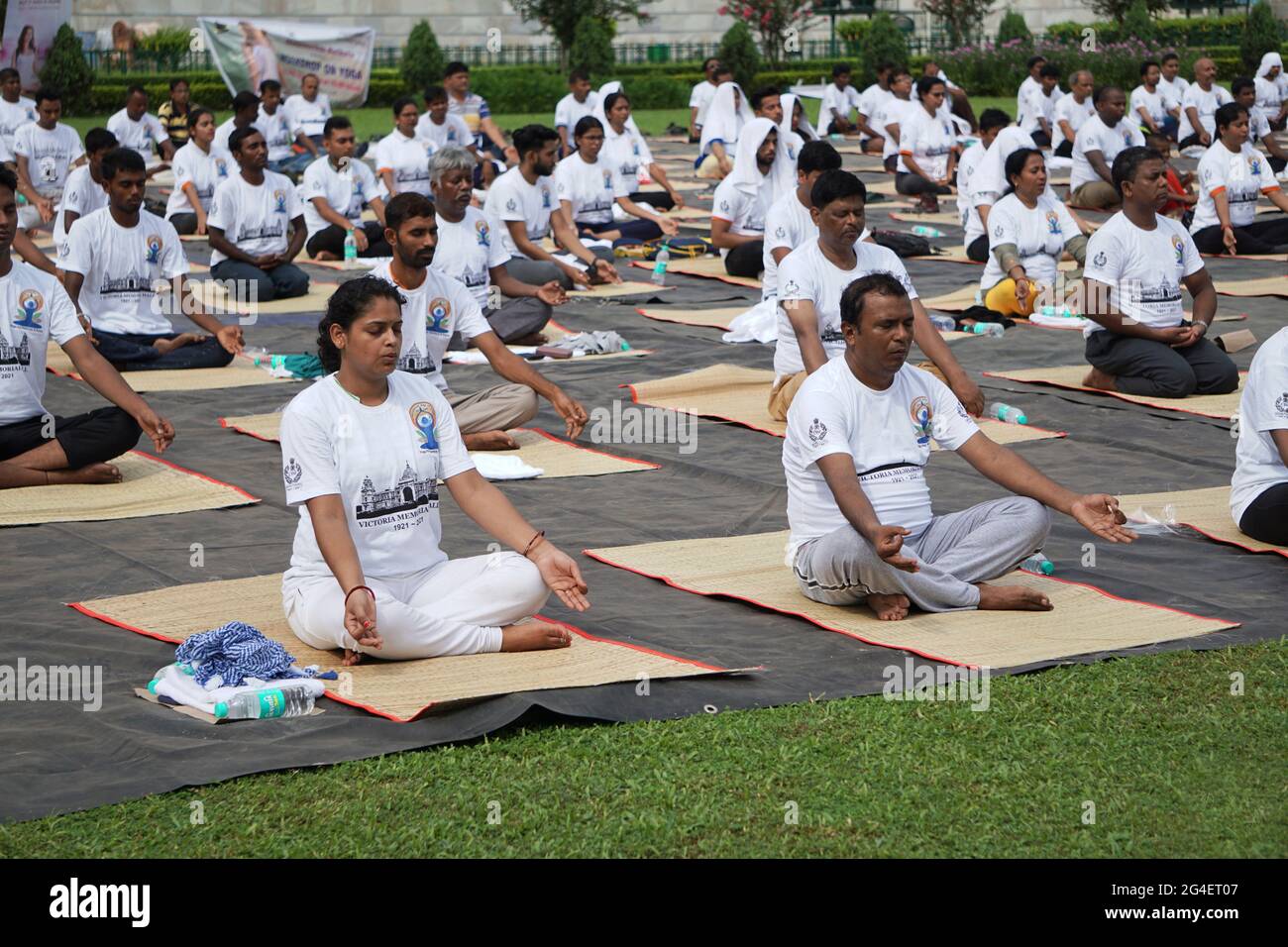 L'India festeggerà il 21 giugno la Giornata Internazionale dello Yoga. Questa cerimonia è celebrata ogni anno dal governo dell'India e dalla Victoria Memorial Authority. Tuttavia, quest'anno (2021) questo programma è stato sospeso a causa della covid pandemica 19. Ogni anno molte persone erano abituate a venire qui per fare yoga insieme. Su questo che i guru di YOG sono usati venire per guidare la gente circa lo Yoga. La gente celebra questo giorno con grande entusiasmo con riflette chiaramente la loro passione e amore verso lo Yoga. (Foto di Dipanjan Chakraborty/Pacific Press/Sipa USA) Foto Stock