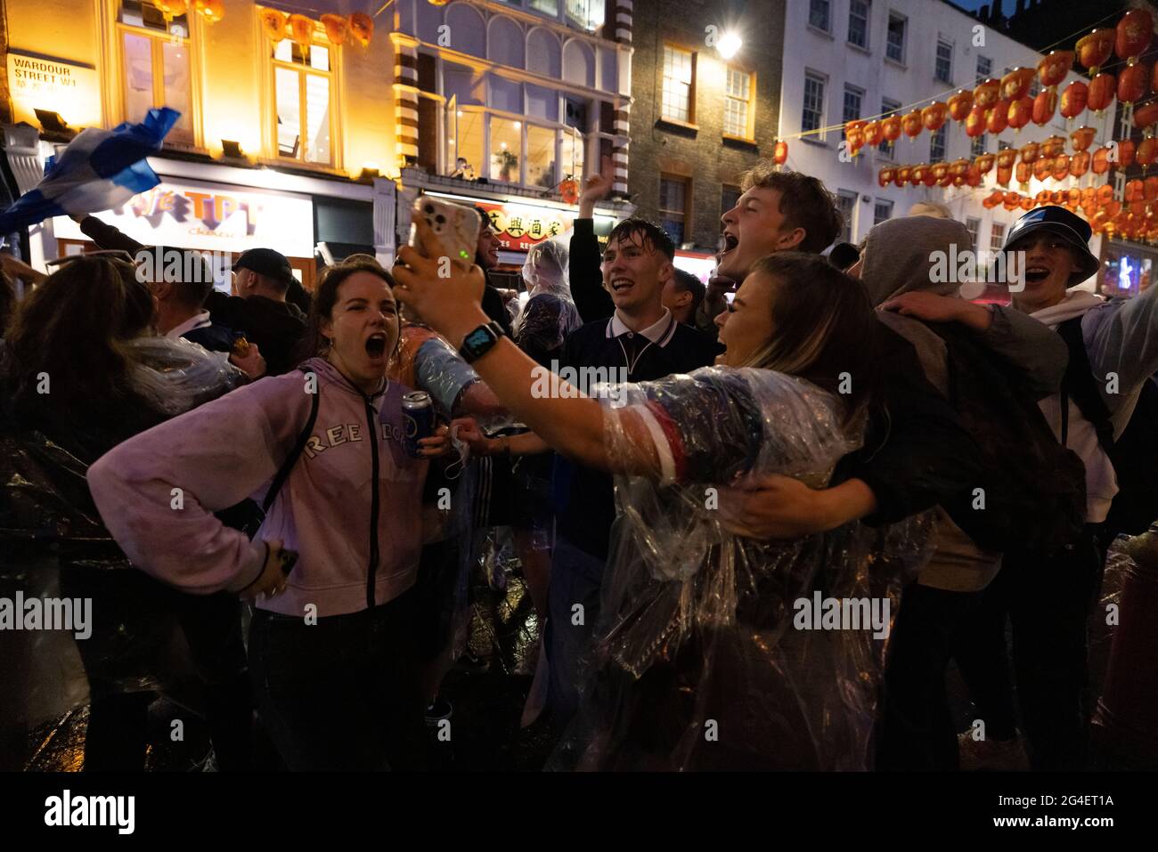 I fan scozzesi festeggiano a Leicester Square, nel centro di Londra, dopo la partita EURO20 contro l'Inghilterra, dove il punteggio ha portato a un sorteggio di 0-0. Foto Stock