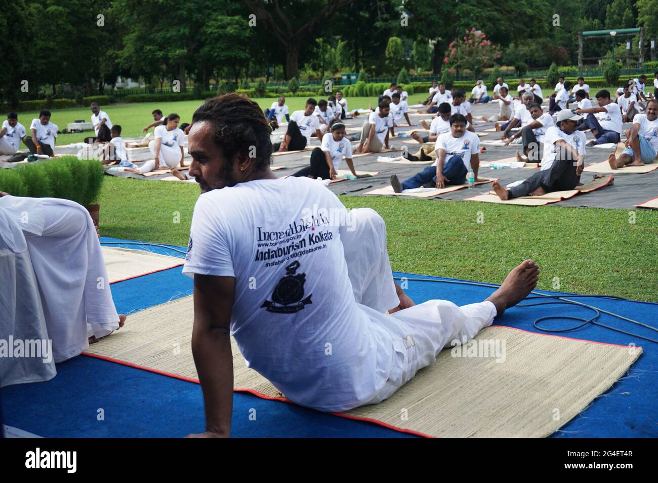 L'India festeggerà il 21 giugno la Giornata Internazionale dello Yoga. Questa cerimonia è celebrata ogni anno dal governo dell'India e dalla Victoria Memorial Authority. Tuttavia, quest'anno (2021) questo programma è stato sospeso a causa della covid pandemica 19. Ogni anno molte persone erano abituate a venire qui per fare yoga insieme. Su questo che i guru di YOG sono usati venire per guidare la gente circa lo Yoga. La gente celebra questo giorno con grande entusiasmo con riflette chiaramente la loro passione e amore verso lo Yoga. (Foto di Dipanjan Chakraborty/Pacific Press/Sipa USA) Foto Stock