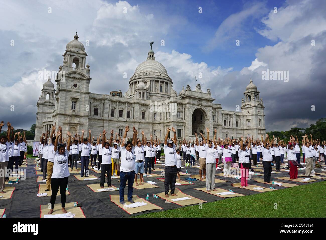 L'India festeggerà il 21 giugno la Giornata Internazionale dello Yoga. Questa cerimonia è celebrata ogni anno dal governo dell'India e dalla Victoria Memorial Authority. Tuttavia, quest'anno (2021) questo programma è stato sospeso a causa della covid pandemica 19. Ogni anno molte persone erano abituate a venire qui per fare yoga insieme. Su questo che i guru di YOG sono usati venire per guidare la gente circa lo Yoga. La gente celebra questo giorno con grande entusiasmo con riflette chiaramente la loro passione e amore verso lo Yoga. (Foto di Dipanjan Chakraborty/Pacific Press/Sipa USA) Foto Stock