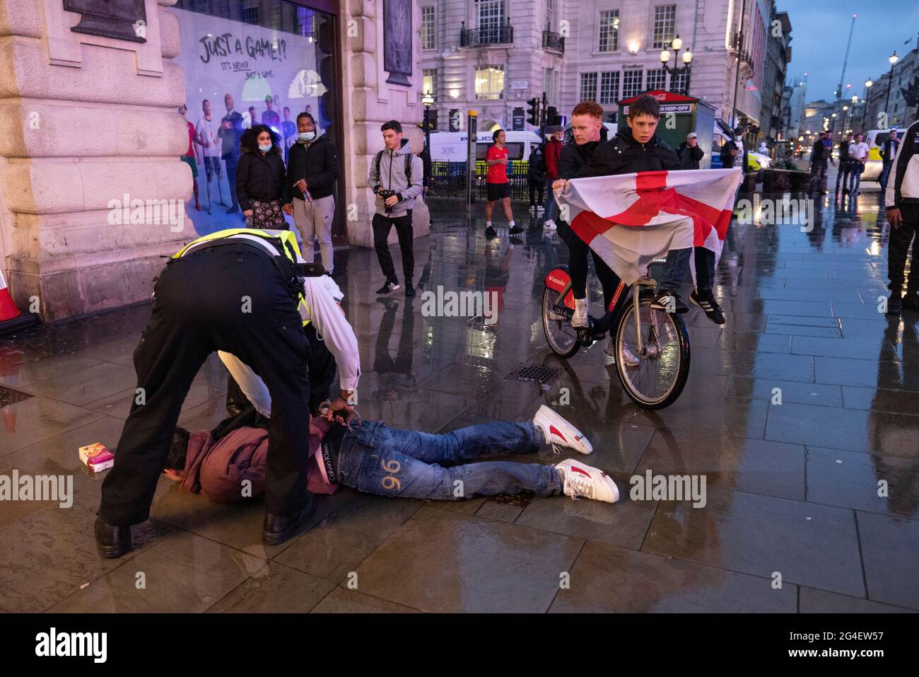 Gli appassionati di calcio inglesi arrestati nel West End, nel centro di Londra, in vista della partita EURO20 contro la Scozia. Foto Stock