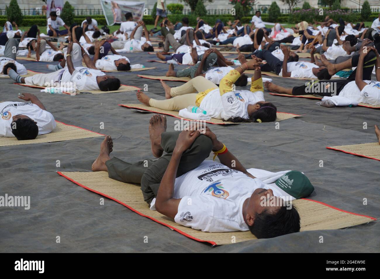 L'India festeggerà il 21 giugno la Giornata Internazionale dello Yoga. Questa cerimonia è celebrata ogni anno dal governo dell'India e dalla Victoria Memorial Authority. Tuttavia, quest'anno (2021) questo programma è stato sospeso a causa della covid pandemica 19. Ogni anno molte persone erano abituate a venire qui per fare yoga insieme. Su questo che i guru di YOG sono usati venire per guidare la gente circa lo Yoga. La gente celebra questo giorno con grande entusiasmo con riflette chiaramente la loro passione e amore verso lo Yoga. (Foto di Dipanjan Chakraborty / Pacific Press/Sipa USA) Foto Stock