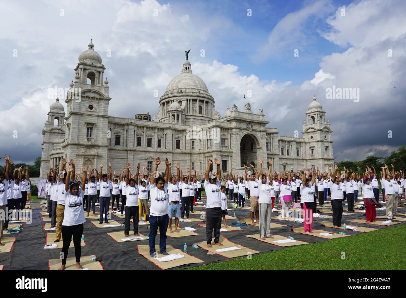 L'India festeggerà il 21 giugno la Giornata Internazionale dello Yoga. Questa cerimonia è celebrata ogni anno dal governo dell'India e dalla Victoria Memorial Authority. Tuttavia, quest'anno (2021) questo programma è stato sospeso a causa della covid pandemica 19. Ogni anno molte persone erano abituate a venire qui per fare yoga insieme. Su questo che i guru di YOG sono usati venire per guidare la gente circa lo Yoga. La gente celebra questo giorno con grande entusiasmo con riflette chiaramente la loro passione e amore verso lo Yoga. (Foto di Dipanjan Chakraborty / Pacific Press/Sipa USA) Foto Stock