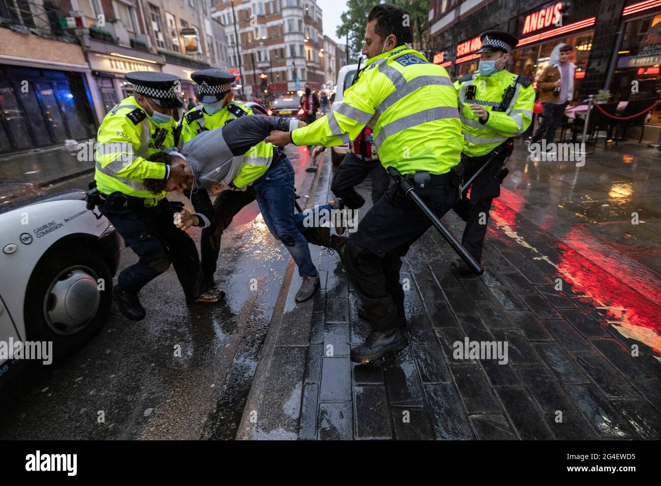 Gli appassionati di calcio inglesi arrestati nel West End, nel centro di Londra, in vista della partita EURO20 contro la Scozia. Foto Stock