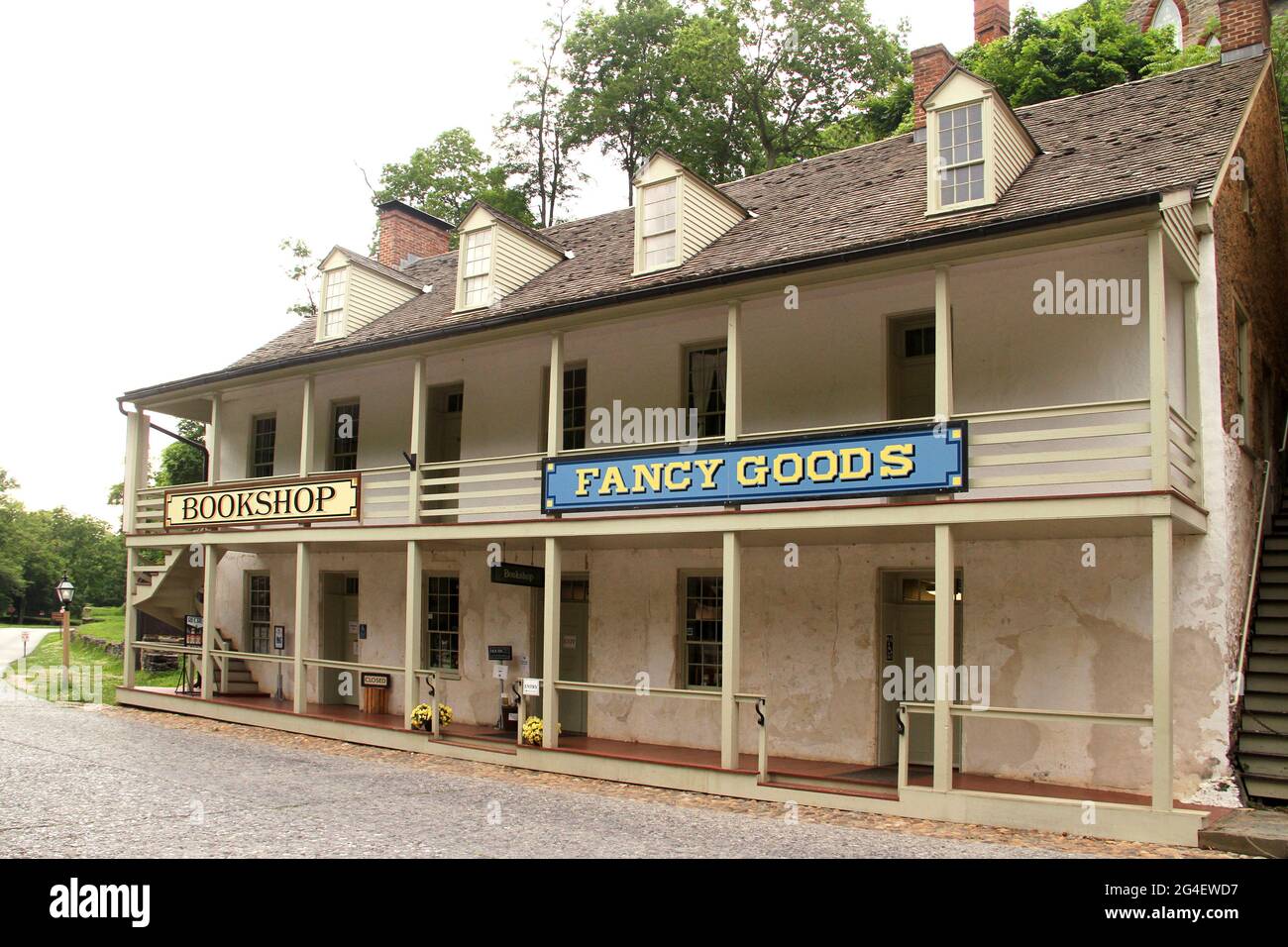 Harpers Ferry National Historical Park, West Virginia, USA. La libreria del Parco Nazionale in una struttura tradizionale del XIX secolo. Foto Stock