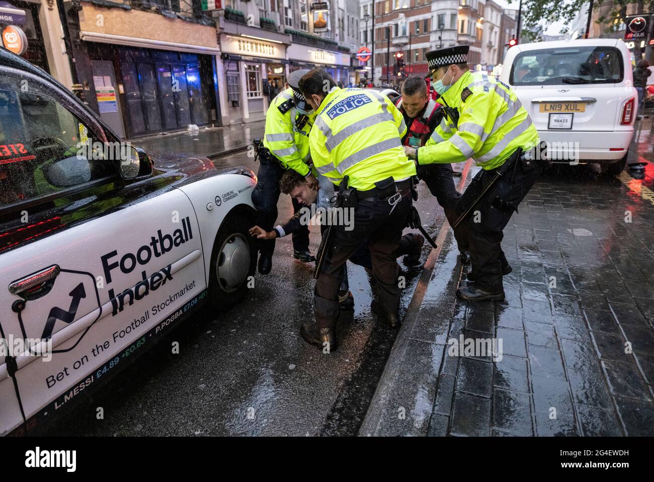 Gli appassionati di calcio inglesi arrestati nel West End, nel centro di Londra, in vista della partita EURO20 contro la Scozia. Foto Stock