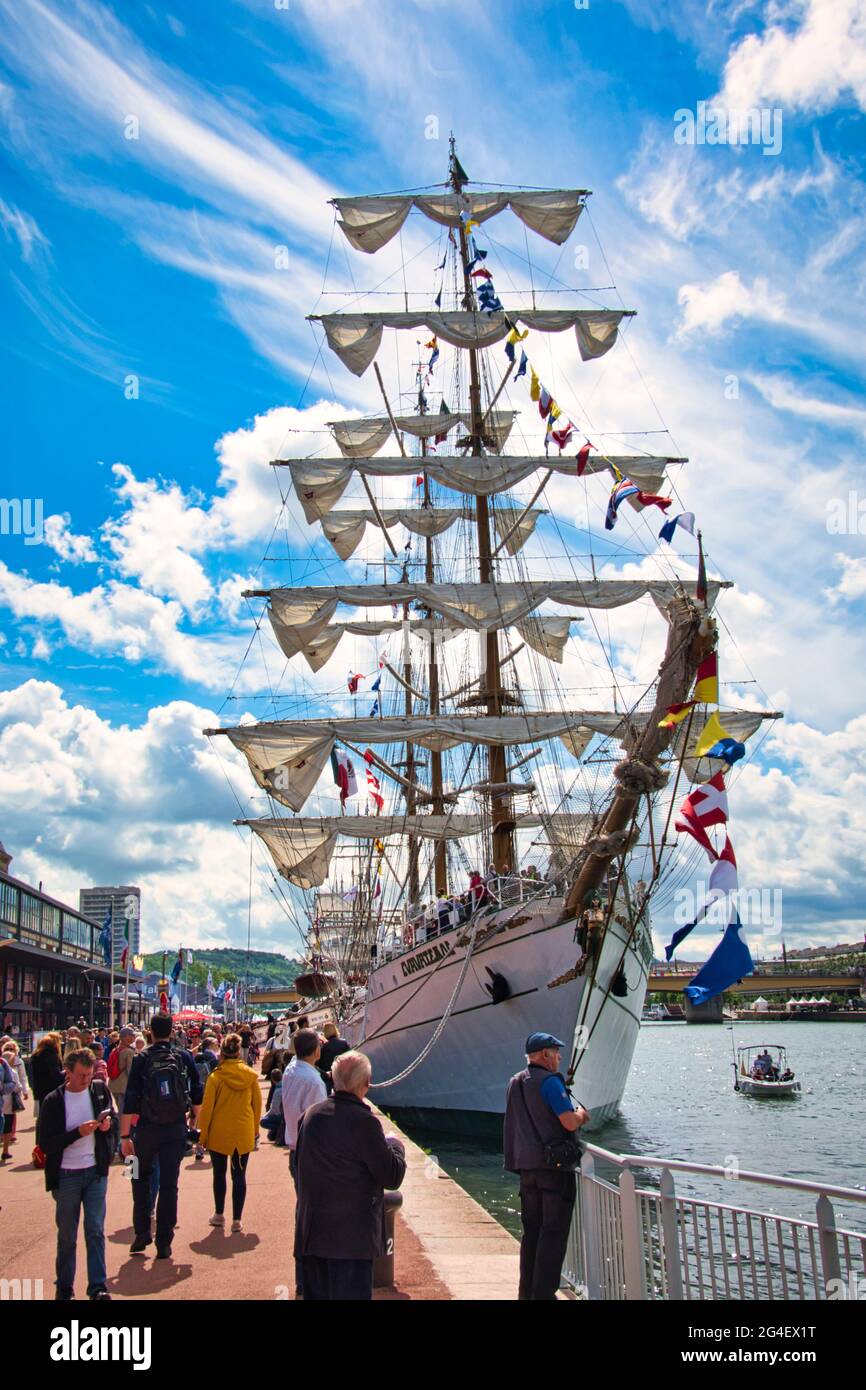 ROUEN, FRANCIA - Giugno circa, 2019. Parte della grande goletta messicana a tre alberi Cuauhtemoc sul fiume Senna per la sfilata Armada. Imbarcazione da addestramento, hi Foto Stock