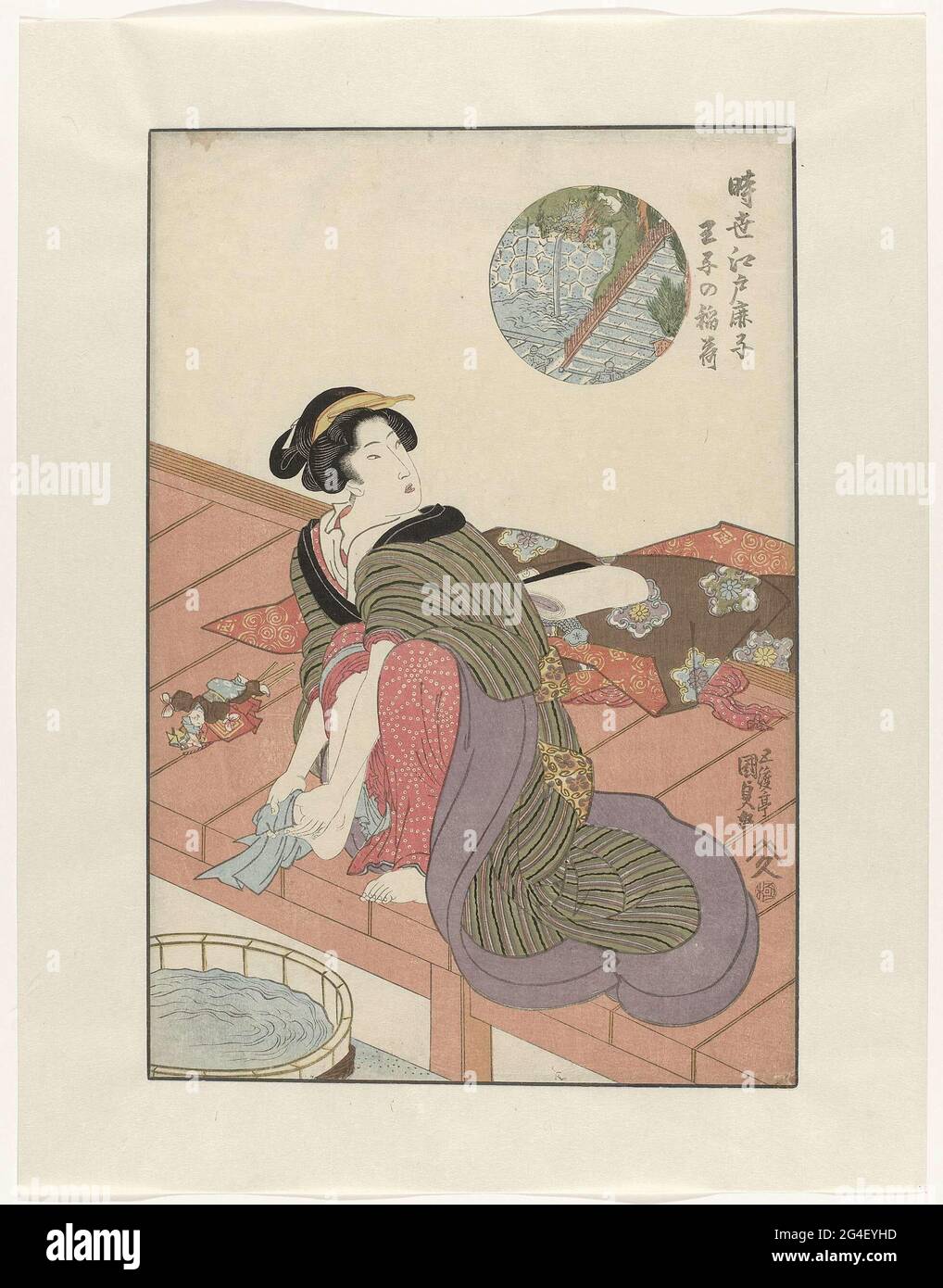 . Donna, i piedi si lavano su veranda in legno. Cartouche rotondo nell'angolo superiore destro in cui faccia sui terreni del tempiale con le scale sopra il bacino dell'acqua e la volpe bianca vicino la cagliata dell'acqua nella forma di un drago. Foto Stock