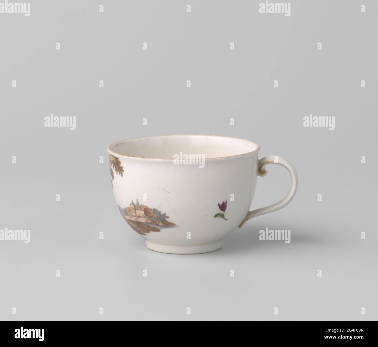 Coppa con immagine di un paesaggio. Coppa di porcellana con paesaggio verniciato policromo. Montato: Logo Ludwigsburg e in rosso la lettera C. Nota: Il piatto con lo stesso numero di inventario (B) non appartiene alla testa. Foto Stock