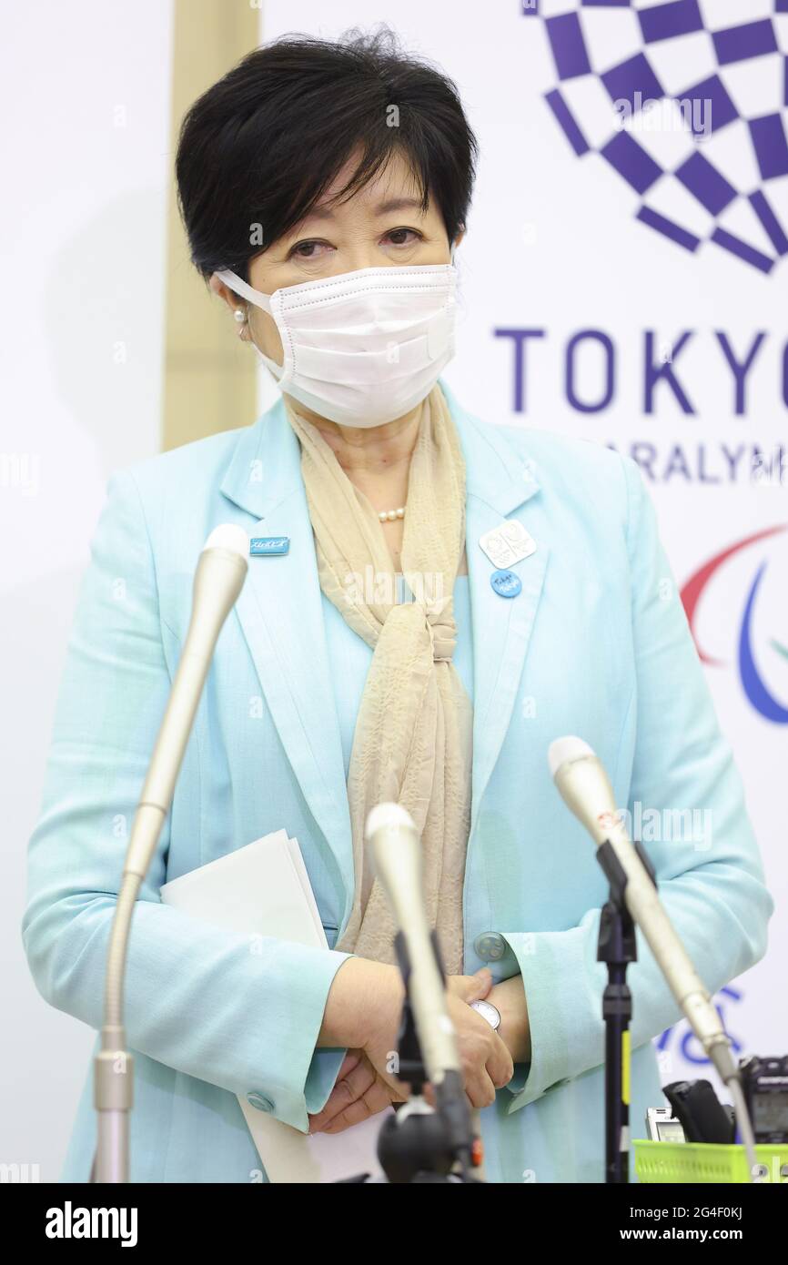 Il governatore di Tokyo Yuriko Koike ha partecipato alla riunione dell'Ufficio del Governo Metropolitano di Tokyo e si è tenuta la conferenza a cinque partiti. Il governatore di Tokyo Yuriko Koike è stato intervistato dopo l'incontro a cinque il 21 giugno 2021 a Tokyo, Giappone. Seiko Hashimoto, Presidente del Comitato Organizzatore dei Giochi Olimpici e Paralimpici di Tokyo (Tokyo 2020), Thomas Bach, Presidente del Comitato Olimpico Internazionale, Andrew Parsons, Presidente del Comitato Paralimpico Internazionale, Tamayo Marukawa, Ministro di Stato per i Giochi Olimpici e Paralimpici di Tokyo hanno partecipato a distanza dal Tokyo Metr Foto Stock
