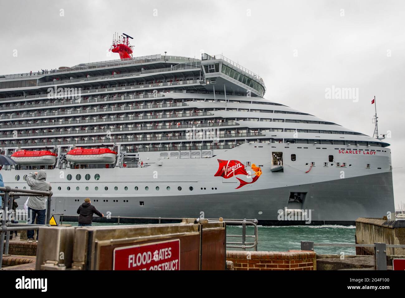 Virgin Voyages nuova nave da crociera MV Scarlet Lady a Portsmouth, Regno Unito il 21 giugno 2021. Foto Stock