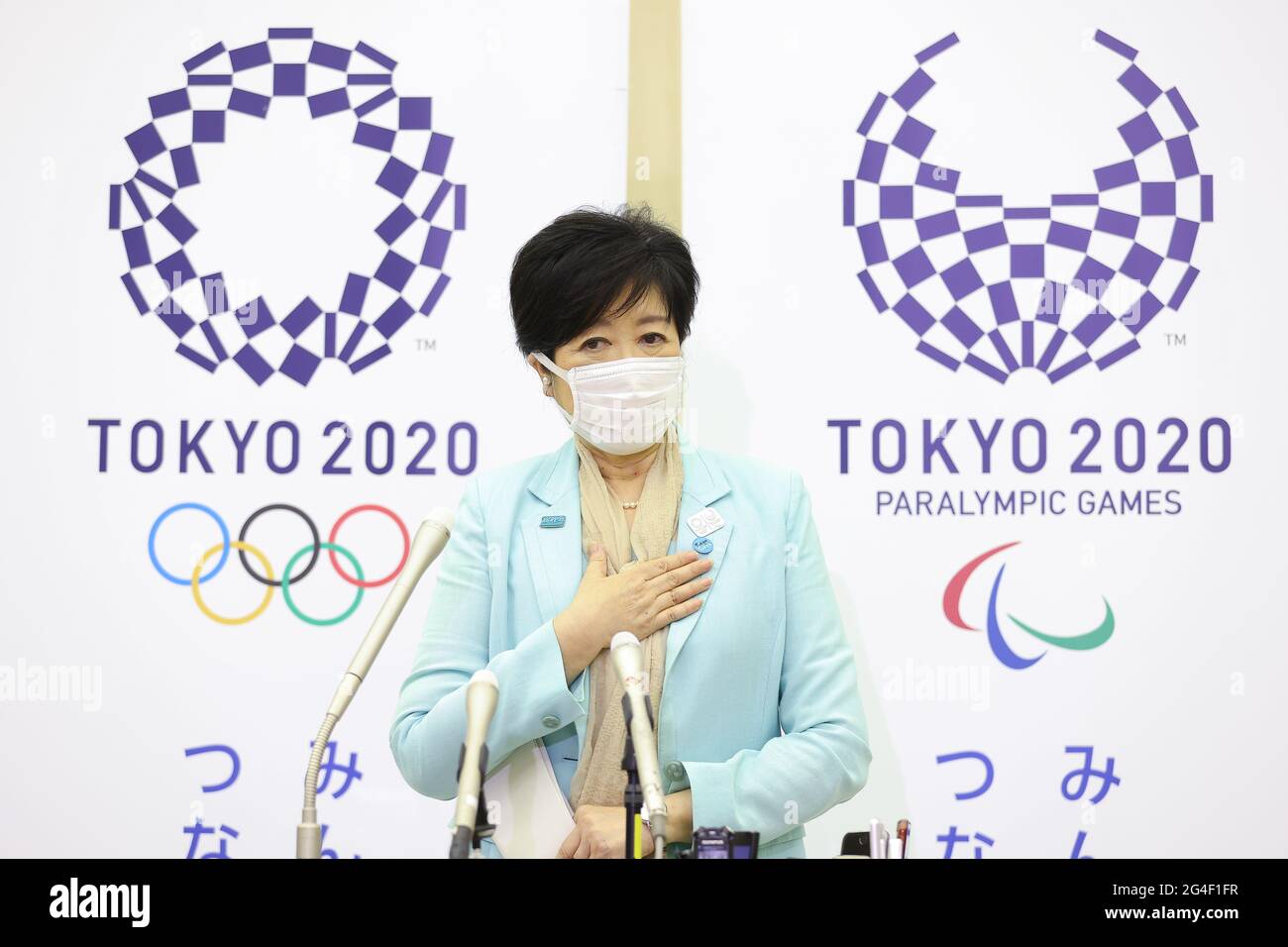 Il governatore di Tokyo Yuriko Koike ha partecipato alla riunione dell'Ufficio del Governo Metropolitano di Tokyo e si è tenuta la conferenza a cinque partiti. Il governatore di Tokyo Yuriko Koike è stato intervistato dopo l'incontro a cinque il 21 giugno 2021 a Tokyo, Giappone. Seiko Hashimoto, Presidente del Comitato Organizzatore dei Giochi Olimpici e Paralimpici di Tokyo (Tokyo 2020), Thomas Bach, Presidente del Comitato Olimpico Internazionale, Andrew Parsons, Presidente del Comitato Paralimpico Internazionale, Tamayo Marukawa, Ministro di Stato per i Giochi Olimpici e Paralimpici di Tokyo hanno partecipato a distanza dal Tokyo Metr Foto Stock