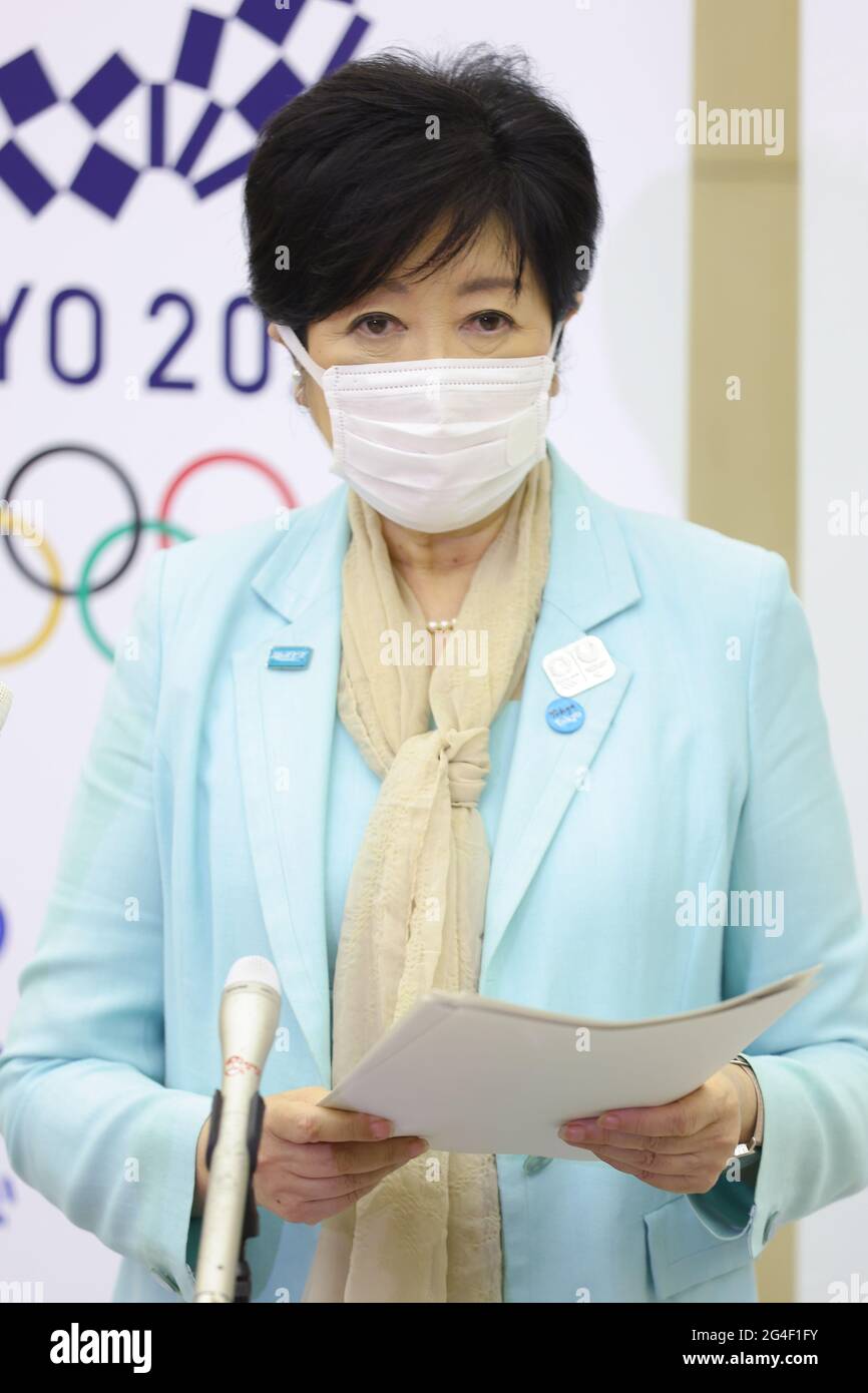 Il governatore di Tokyo Yuriko Koike ha partecipato alla riunione dell'Ufficio del Governo Metropolitano di Tokyo e si è tenuta la conferenza a cinque partiti. Il governatore di Tokyo Yuriko Koike è stato intervistato dopo l'incontro a cinque il 21 giugno 2021 a Tokyo, Giappone. Seiko Hashimoto, Presidente del Comitato Organizzatore dei Giochi Olimpici e Paralimpici di Tokyo (Tokyo 2020), Thomas Bach, Presidente del Comitato Olimpico Internazionale, Andrew Parsons, Presidente del Comitato Paralimpico Internazionale, Tamayo Marukawa, Ministro di Stato per i Giochi Olimpici e Paralimpici di Tokyo hanno partecipato a distanza dal Tokyo Metr Foto Stock