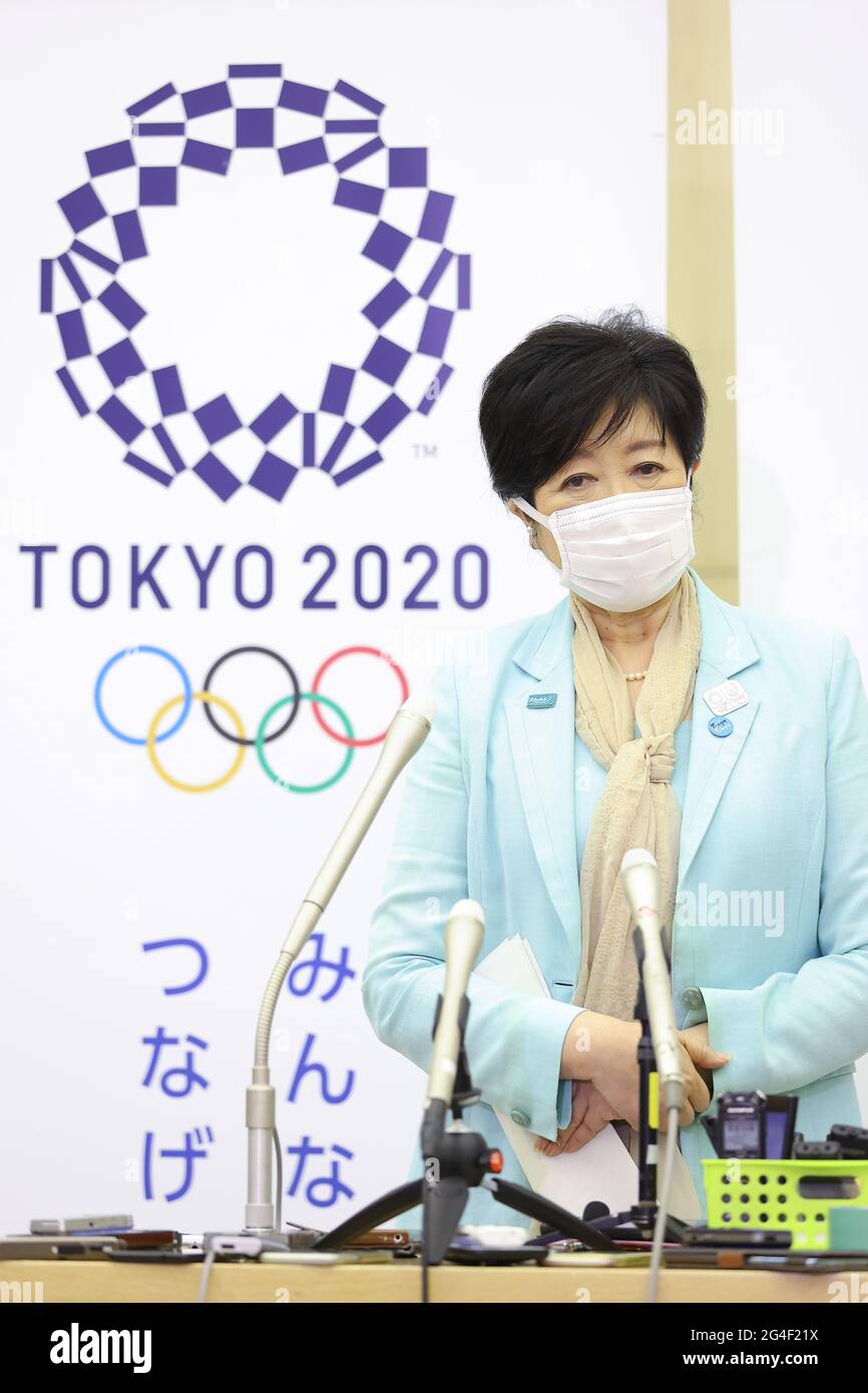 Il governatore di Tokyo Yuriko Koike ha partecipato alla riunione dell'Ufficio del Governo Metropolitano di Tokyo e si è tenuta la conferenza a cinque partiti. Il governatore di Tokyo Yuriko Koike è stato intervistato dopo l'incontro a cinque il 21 giugno 2021 a Tokyo, Giappone. Seiko Hashimoto, Presidente del Comitato Organizzatore dei Giochi Olimpici e Paralimpici di Tokyo (Tokyo 2020), Thomas Bach, Presidente del Comitato Olimpico Internazionale, Andrew Parsons, Presidente del Comitato Paralimpico Internazionale, Tamayo Marukawa, Ministro di Stato per i Giochi Olimpici e Paralimpici di Tokyo hanno partecipato a distanza dal Tokyo Metr Foto Stock