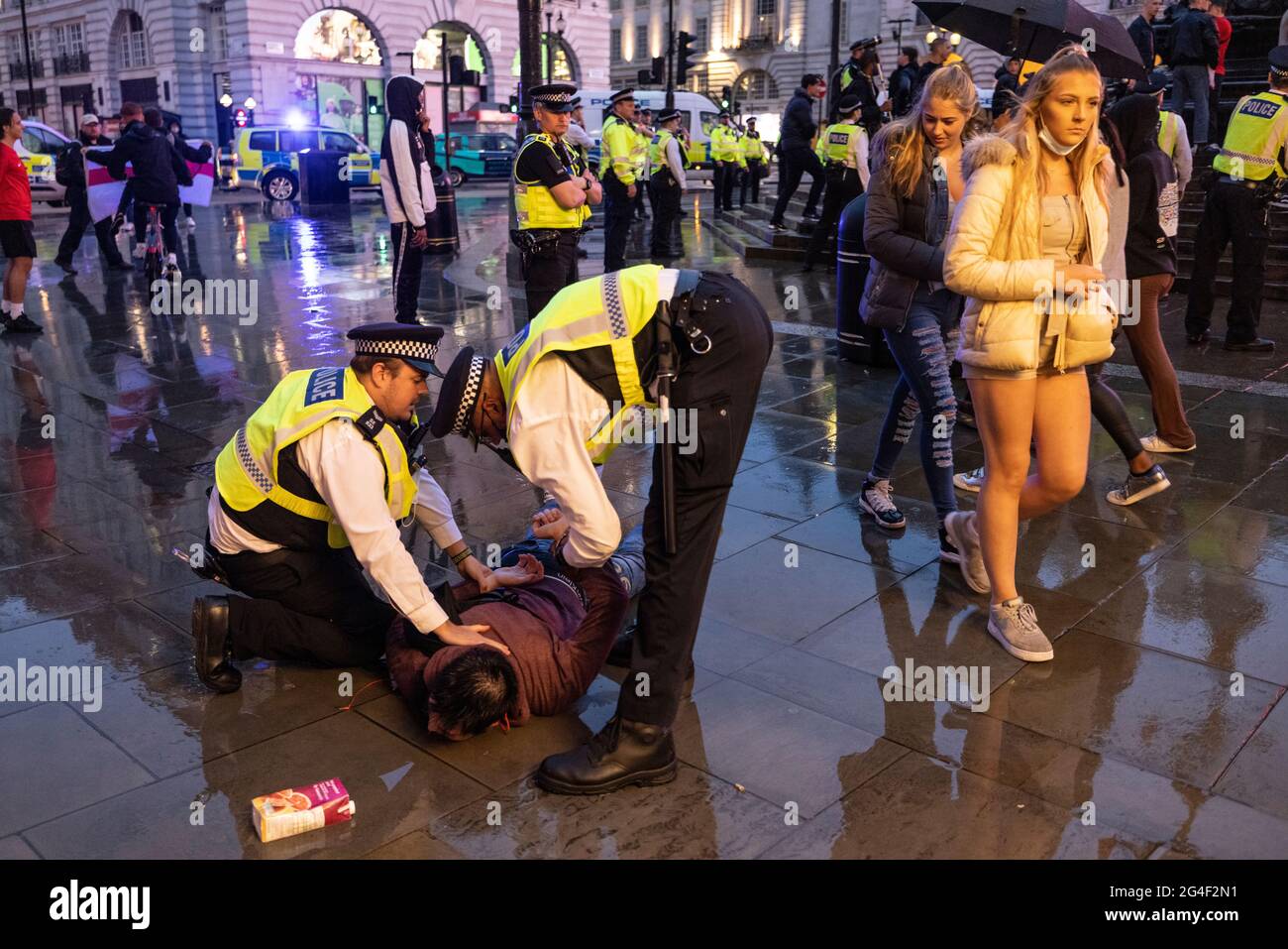 Gli appassionati di calcio inglesi arrestati nel West End, nel centro di Londra, in vista della partita EURO20 contro la Scozia. Foto Stock