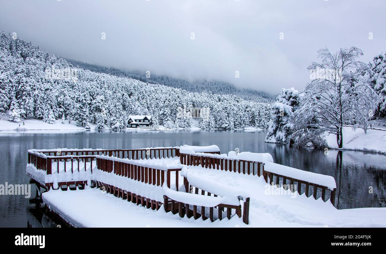 Affascinante con la sua natura e magnifica vista lago in inverno, Bolu mostra alla telecamera tutte le sue bellezze. Foto Stock