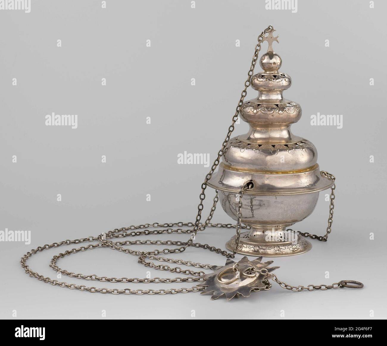 . Censitore d'argento con coperchio a volta alto, quattro volte. Decorazione a balestra condotta su piedi e su sezioni. Piastra della catena a forma di sole. Inciso sul bordo del coperchio: Kruislam, Maria con Bambino e San Bavo (?). Firma. Foto Stock