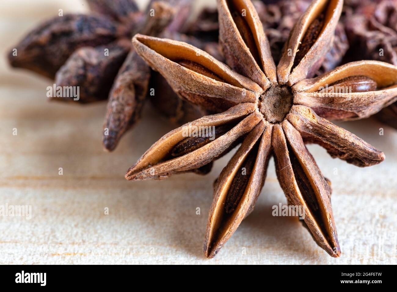 Anice stellato sopra il tagliere di legno, ingrediente di alimento grezzo Foto Stock