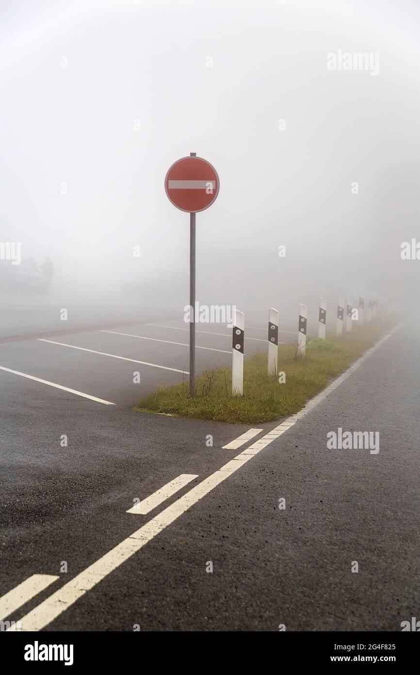 Cartello stradale di sola andata di fronte a un parcheggio in nebbia, bassa  Sassonia, Germania Foto stock - Alamy