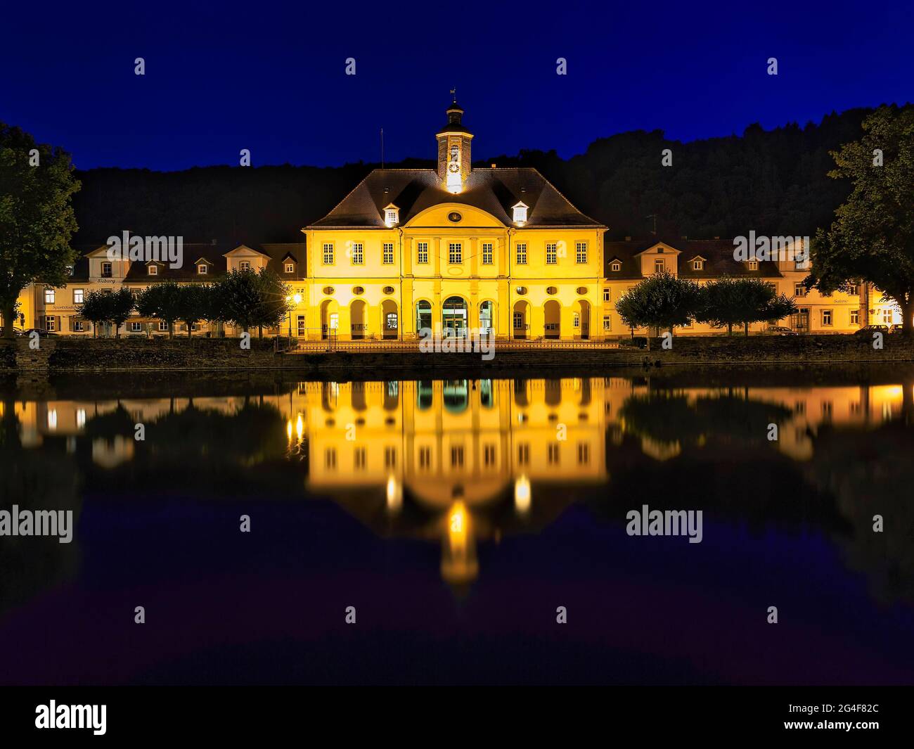 Municipio Bad Karlshafen di notte, ex casa di imballaggio, magazzino, illuminato, Bad Karlshafen, Assia, Germania Foto Stock