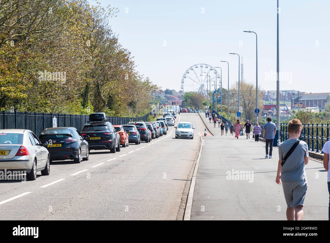 Auto in coda sulla strada per la località balneare di Barry Island in una soleggiata Primavera Bank Holiday. Foto Stock