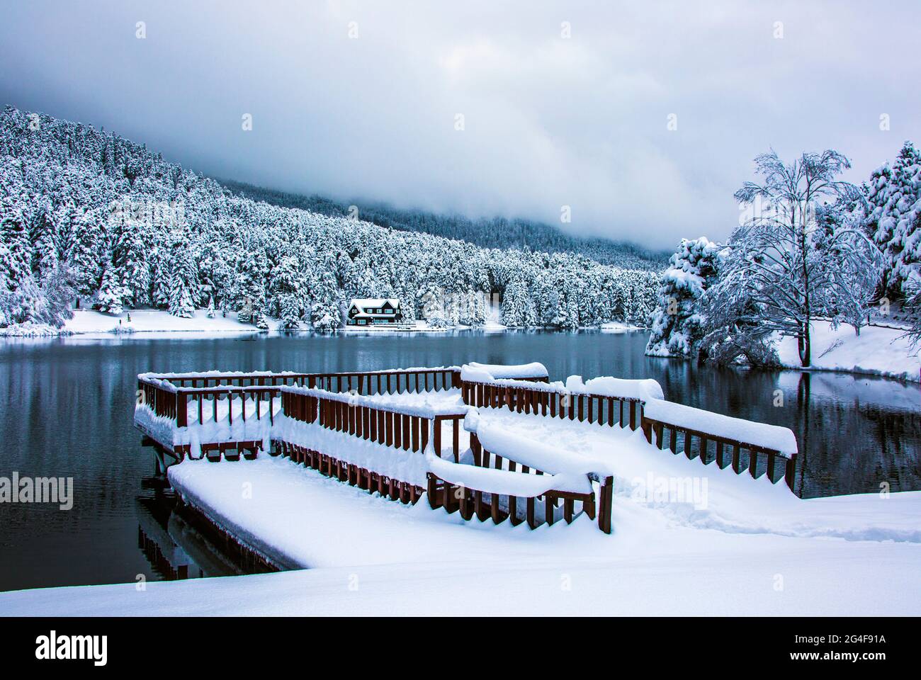 Affascinante con la sua natura e magnifica vista lago in inverno, Bolu mostra alla telecamera tutte le sue bellezze. Foto Stock