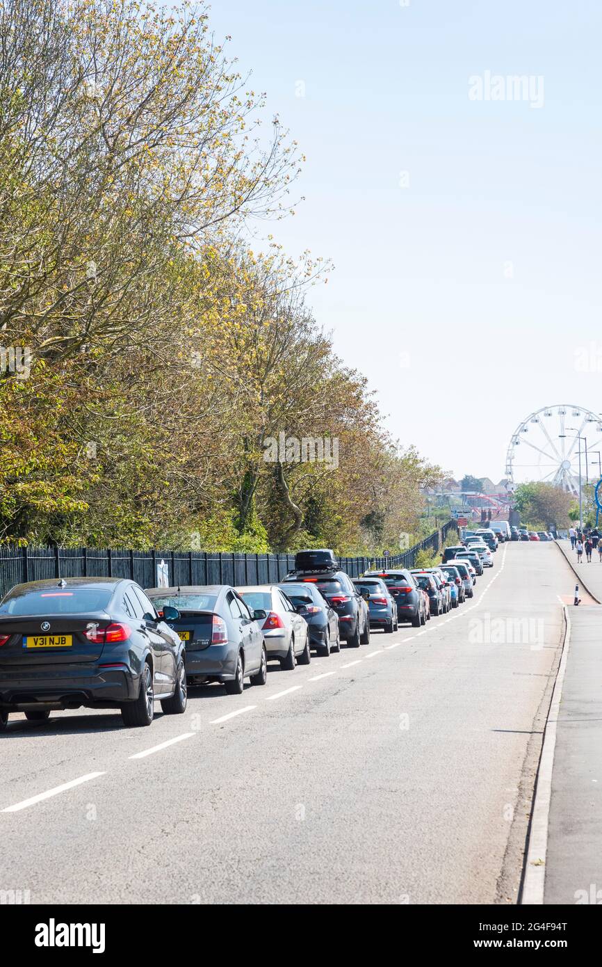 Auto in coda sulla strada per la località balneare di Barry Island in una soleggiata Primavera Bank Holiday. Foto Stock