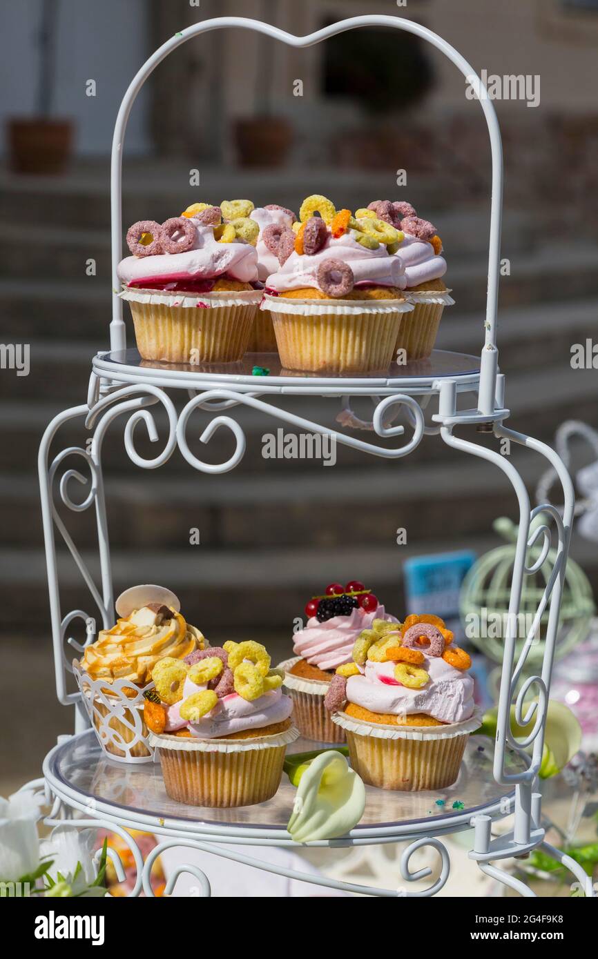 Etagere d'epoca con cupcake su un bar caramelle, buffet con piccoli dolci disposti all'esterno, Germania Foto Stock