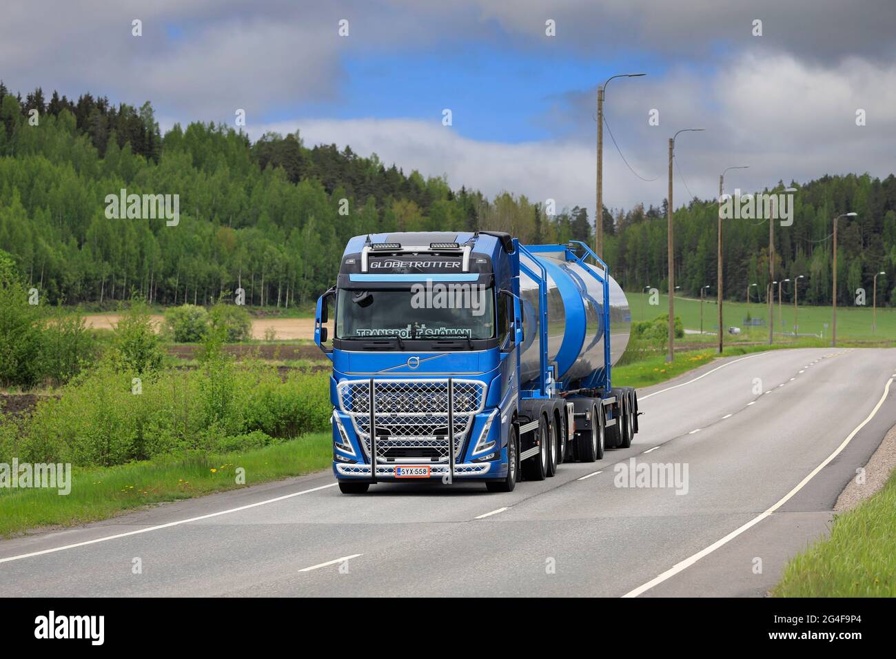 Salo, Finlandia. 28 maggio 21. Nuovo carro cisterna Volvo FH540 Sjoman Oy AB, uno dei primi veicoli Volvo della nuova gamma consegnati al cliente. Foto Stock