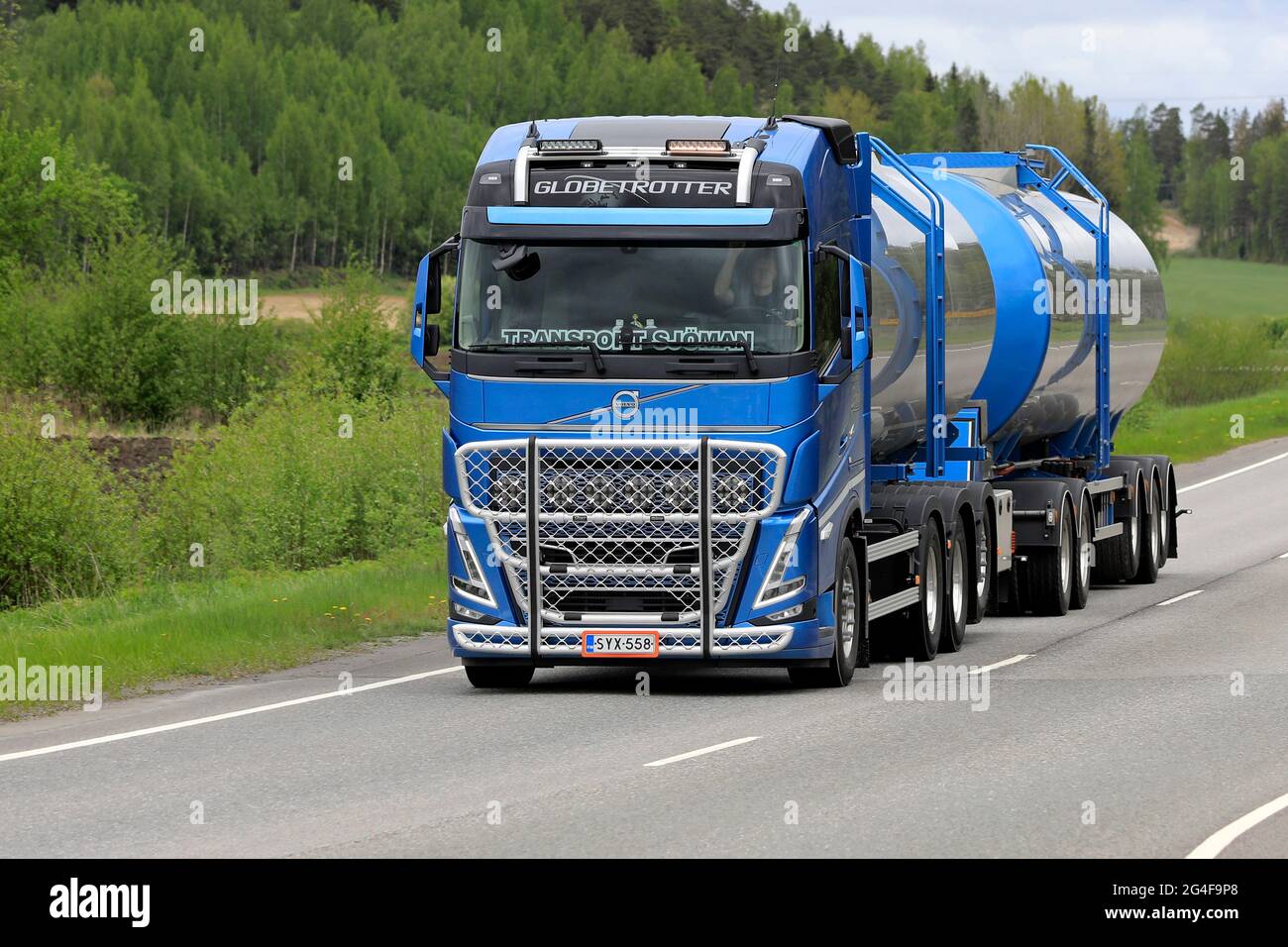 Salo, Finlandia. 28 maggio 21. Nuovo carro cisterna Volvo FH540 Sjoman Oy AB, uno dei primi veicoli Volvo della nuova gamma consegnati al cliente. Foto Stock