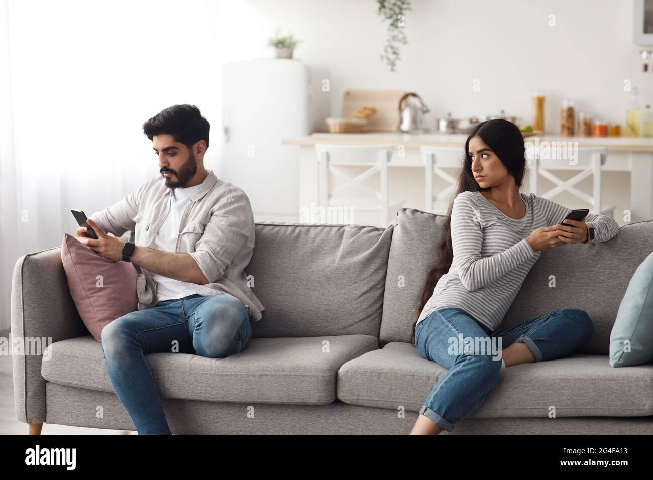 Sfiducia, problemi di relazione, truffa e dipendenza dalle reti sociali Foto Stock