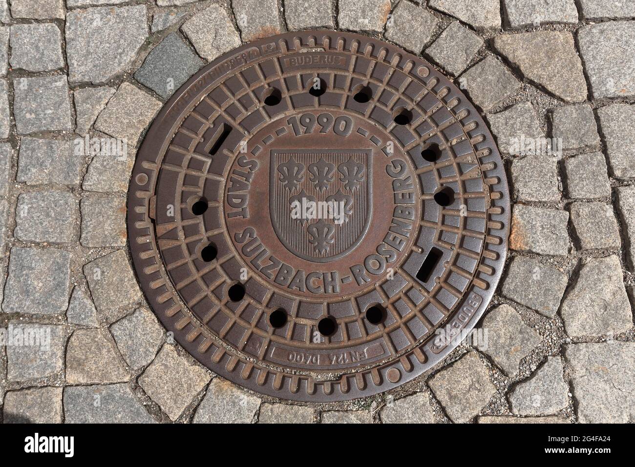 Copertura di tombino con stemma della città, Sulzbach-Rosenberg, Palatinato superiore, Baviera, Germania Foto Stock