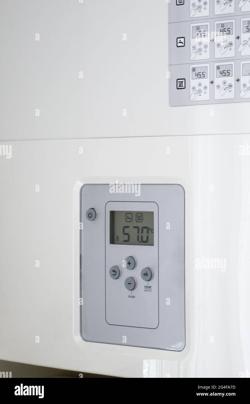 Pannello elettronico di un riscaldatore dell'acqua elettrico bianco. Primo piano Foto Stock