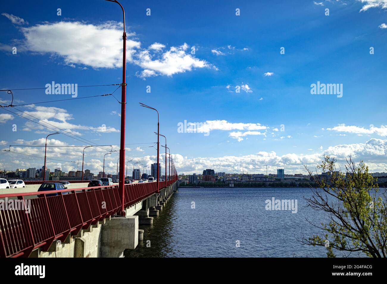 Un ponte su un corpo d'acqua Foto Stock