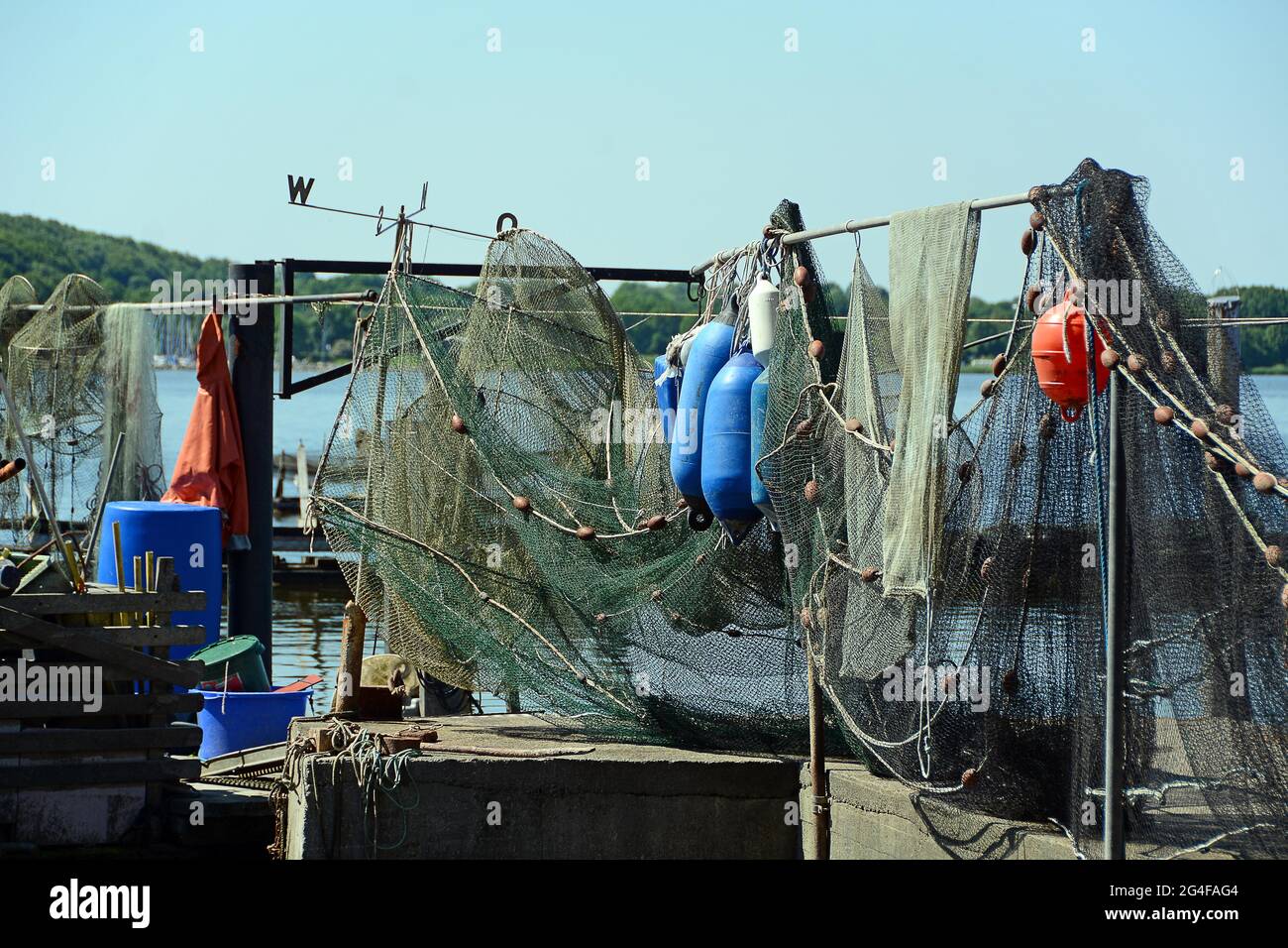 Trappole, reti e boe, villaggio di pescatori Holm, Schleswig, Schleswig-Holstein, Germania Foto Stock