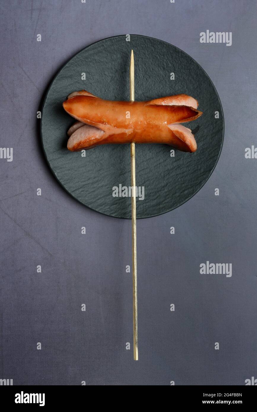 Salsiccia fritta con spiedino di legno sul piatto, salsiccia di carne, Germania Foto Stock