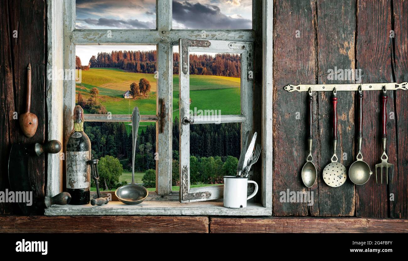 Cucina rustica di campagna con vista attraverso una finestra di legno nel paesaggio, Foresta Nera, Baden-Wuerttemberg, composizione, Germania Foto Stock Cucina rustica di campagna con vista attraverso una finestra di legno nel paesaggio, Foresta Nera, Baden-Wuerttemberg, composizione, Germania Foto Stock