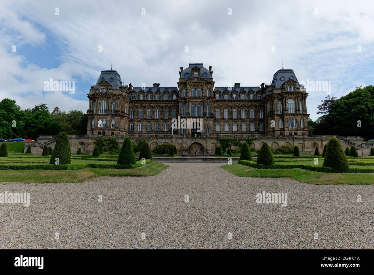 Il Bowes Museum è un castello francese del XIX secolo costruito alla periferia del castello di Barnard a Teesdale, nella contea di Durham, nel nord dell'Inghilterra Foto Stock