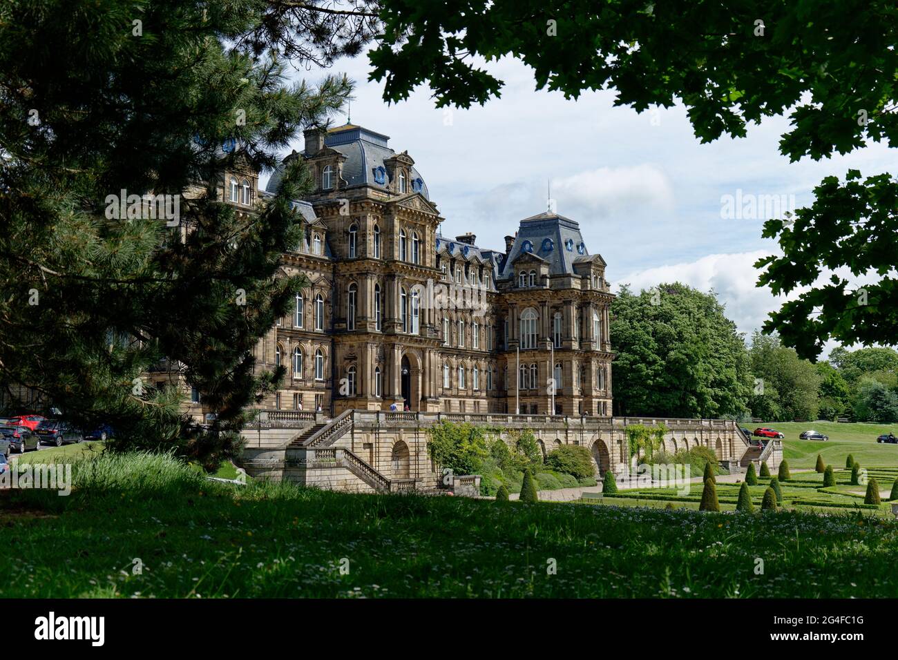 Il Bowes Museum è un castello francese del XIX secolo costruito alla periferia del castello di Barnard a Teesdale, nella contea di Durham, nel nord dell'Inghilterra Foto Stock