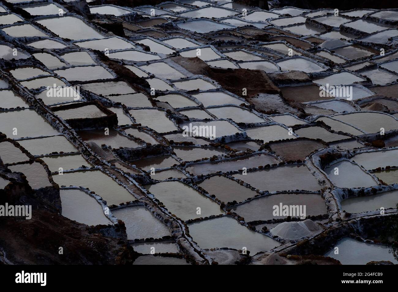 Terrazze per l'estrazione del sale, Salinas de Maras, Valle Sagrada, Provincia di Urubamba, Perù Foto Stock