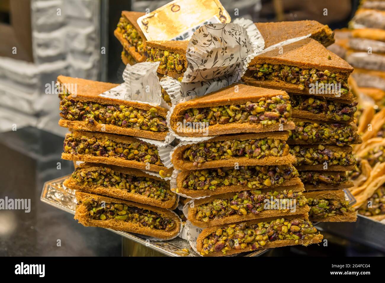 Delizie turche nel negozio, Bazaar delle Spezie, Istanbul, Turchia. Baklava dessert - dolci tradizionali Foto Stock