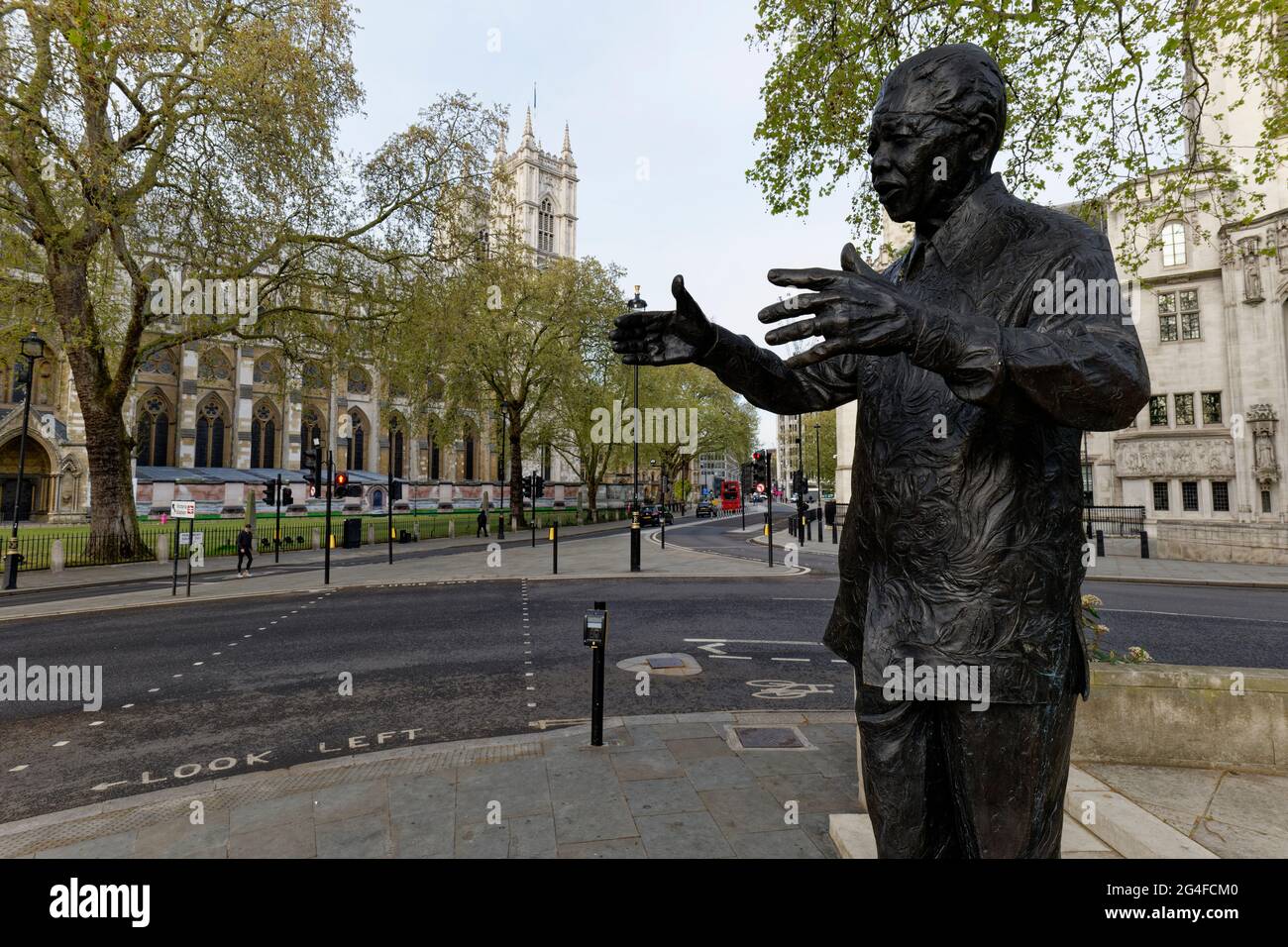 Statua in bronzo di Nelson Mandela dello scultore Ian Wallace che si trova nell'angolo sud-ovest del Parliament Square Garden a Westminster London Foto Stock