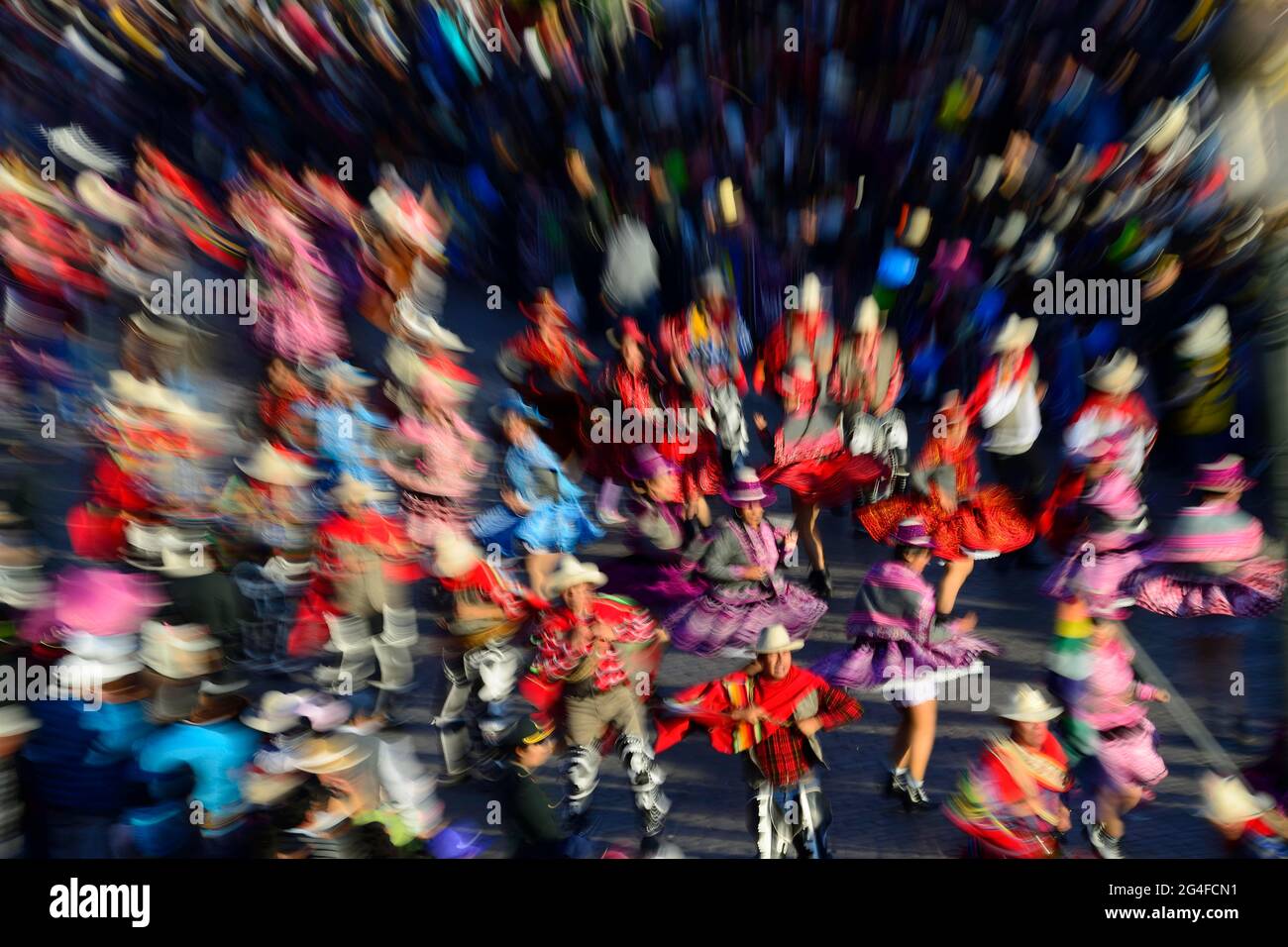 Gruppo di danza alla sfilata alla vigilia di Inti Raymi, festa del sole, astratto Foto Stock