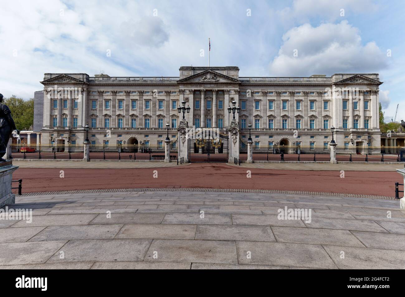 Buckingham Palace, la residenza reale della Regina del Regno Unito, si trova ad un'estremità del Mall nel centro di Londra Foto Stock