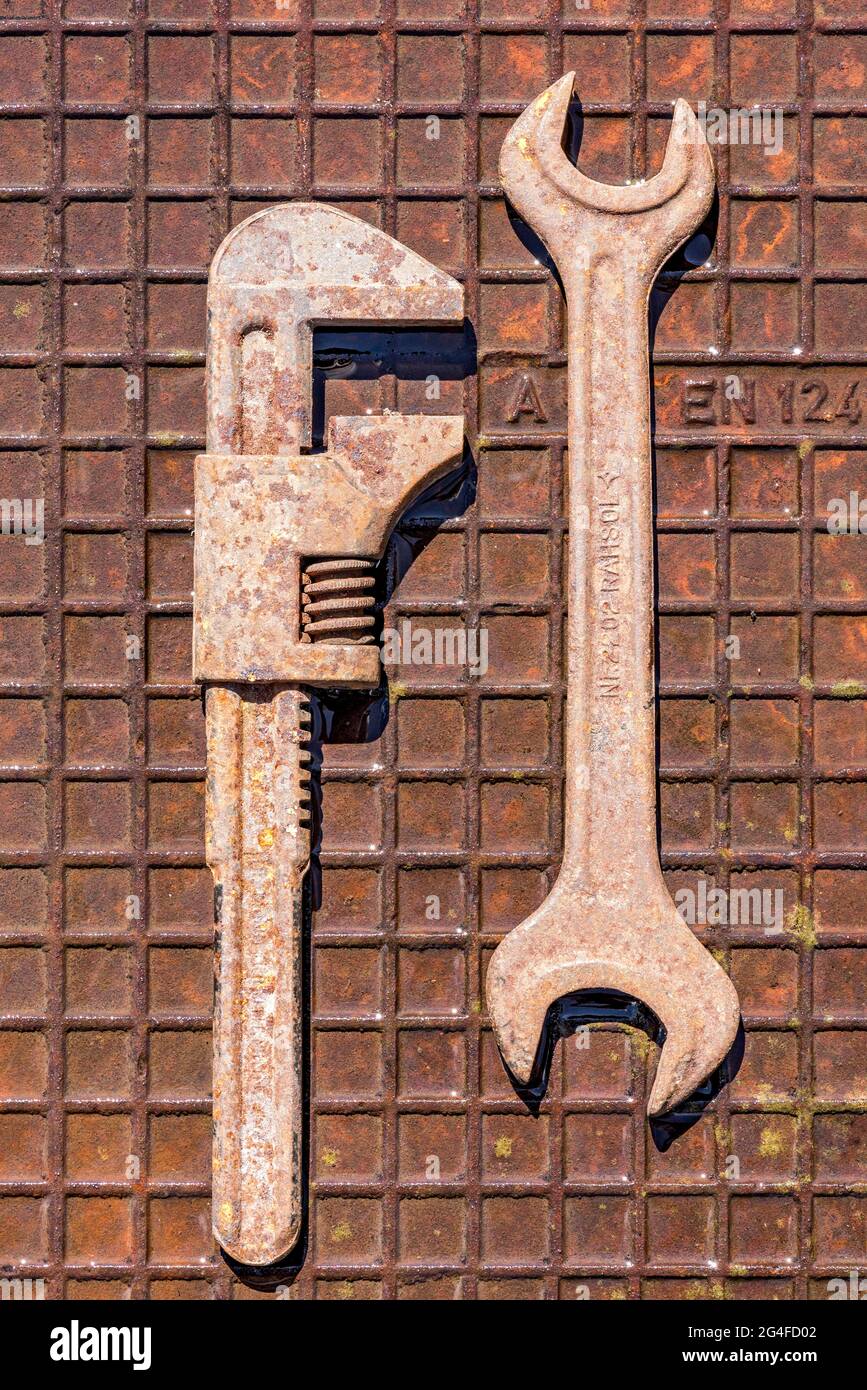 Chiavi vecchie, chiavi a forchetta o Englishman, utensili arrugginiti su piastra in ferro arrugginita a umido, Germania Foto Stock