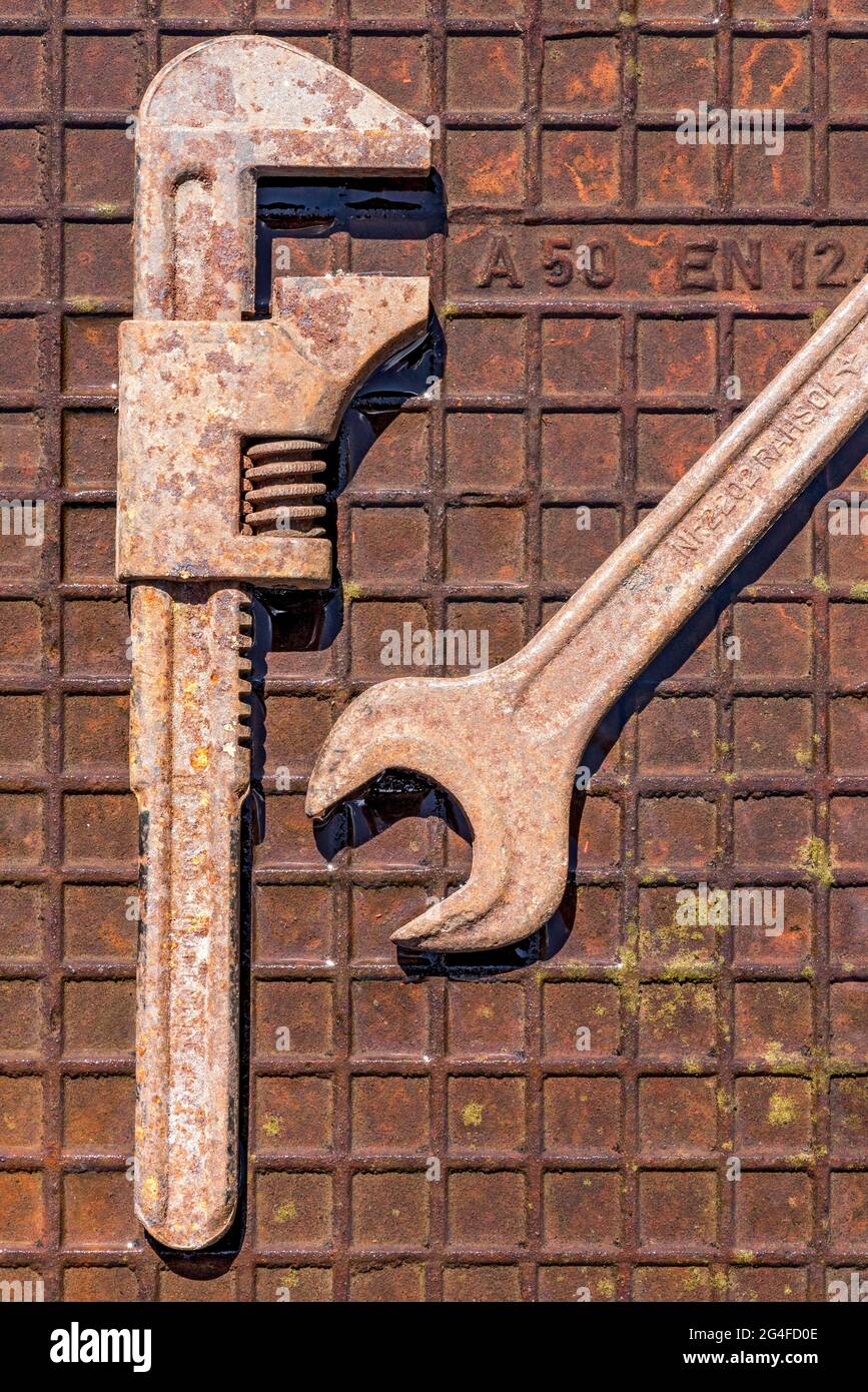 Chiavi vecchie, chiavi a forchetta o Englishman, utensili arrugginiti su piastra in ferro arrugginita a umido, Germania Foto Stock